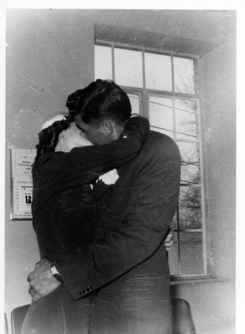 dave_sara_kiss2 dave_sara_kiss2